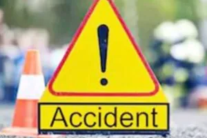 बुलंदशहर :  बेकाबू ट्रक ने खड़ी गाड़ियों में मारी टक्कर, घर का एक हिस्सा टुटा; ड्राइवर गिरफ्तार  