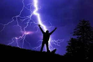 वैज्ञानिक फैक्ट : क्यों गिरती है बारिश में आसमान से बिजली