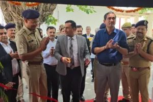 मथुरा जेल में अब कान्हा की पोशाक और मुकुट के साथ बनेंगी सुंदर मालाएं, महिला बंदियों को मिली ट्रेनिंग