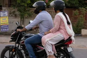 महिलाएं बाइक पर एक तरफ क्यों बैठती हैं 