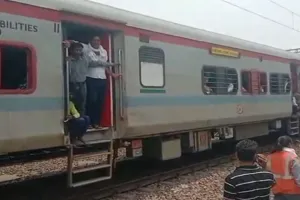 इटावा में गोमती एक्सप्रेस का इंजन फेल,  भरथना स्टेशन से ढाई घंटे बाद रवाना हुई ट्रेन 