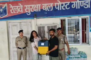  गोंडा RPF ने पेश की ईमानदारी की मिसाल, अवध एक्सप्रेस में छूटा लाखों का सामान यात्री को लौटाया