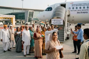  Noida International Airport:  जेवर की पहली उड़ान के हमसफर बने जमीनदाता किसान, बयां की खुशी; कहा- साकार हुआ सपना