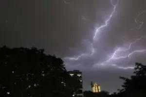  इटावा में आंधी-तूफान से दर्दनाक हादसा : आंगनबाड़ी कार्यकर्ती सहित दो की मौत, परिवार में कोहराम