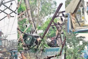 बरेली में तूफान ने बिजली विभाग में मचाई भारी तबाही, 500 विद्युत पोल टूटे
