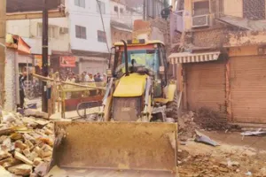 Varanasi Dal Mandi News : बनारस की दाल मंडी में मुनादी, 15 भवनों को फौरन खाली करने के निर्देश, 11 को चलेगा बुलडोजर 