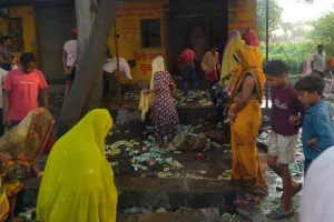 Pilibhit News: पीलीभीत में शराब की दुकान के खिलाफ महिलाओं का प्रदर्शन, सड़क पर फोड़ीं दारू की बोतलें