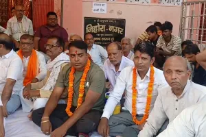 Ballia News:  बलिया में शराब की दुकानों के खिलाफ आंदोलन, बेदुआ मोहल्ले में अनिश्चितकालीन भूख हड़ताल