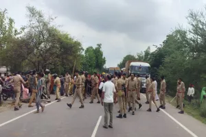 बाराबंकी में पॉलिटेक्निक छात्र की मौत पर बवाल:  हाईवे जाम कर ग्रामीणों का पुलिस पर पथराव, SHO बेहोश होकर गिरे
