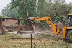 Barabanki News: बाराबंकी में मरघट की जमीन पर बन रही मजार का निर्माण हटाया, जेसीबी से ध्वस्त किए पिलर