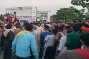 मिर्जापुर में दर्दनाक हादसा: मिट्टी से लदे ट्रैक्टर-ट्रॉली के नीचे कुचलकर पिता और 6 वर्षीय बेटे की मौत