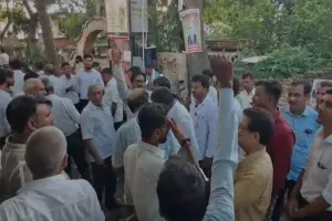 Hardoi News : शाहाबाद में महिला लेखपाल ने SDM पर छेड़छाड़ का लगाया आरोप, कोतवाली में तहरीर, वकीलों का प्रदर्शन