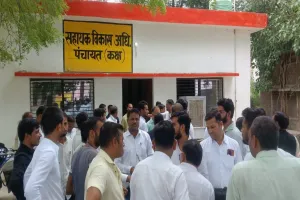 Barabanki News : परिवार रजिस्टर की नकल को लेकर हैदरगढ़ ब्लॉक में हंगामा, वकीलों के पहुंचते ही जारी हुआ प्रमाणपत्र