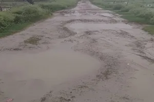 Bahraich News : पयागपुर में जर्जर सड़क से बढ़ी परेशानी, स्कूल बसें बंद; ग्रामीणों ने निर्माण की मांग उठाई