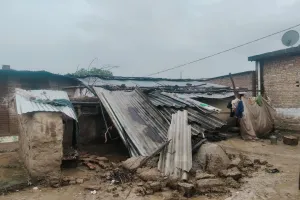 Bahraich News : लगातार बारिश से ढहे कच्चे मकान, आवास न मिलने से महिला हुई बेघर; कई परिवारों पर संकट