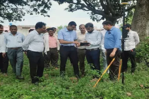 Balrampur News : रोवर तकनीक से होगा सटीक भूमि सीमांकन, डीएम डॉ. विपिन कुमार जैन ने किया निरीक्षण
