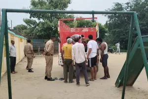 Sultanpur News : प्राथमिक विद्यालय परिसर में खेल उपकरण से लटका मिला अधेड़ का शव, पुलिस जांच में जुटी