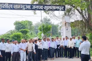 Sultanpur News : SDM के तबादले की मांग पर आर-पार, छठे दिन भी हड़ताल पर रहे अधिवक्ता; तहसील से सड़क तक निकाला विरोध मा