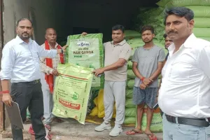Chitrakoot News : नकली खाद के कारोबार का भंडाफोड़, एसडीएम के छापे में डीएपी की पैकिंग में भरकर बिक रही थी घटिया खाद