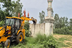 Sambhal News : कब्रिस्तान की जमीन पर बनी अवैध ईदगाह पर चला प्रशासन का बुलडोजर