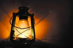 Pilibhit News : बाढ़ प्रभावित गांव के 90 घरों में छह माह से अंधेरा