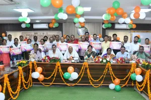 बाराबंकी में 'मुख्यमंत्री शिक्षक कैशलेस चिकित्सा योजना' का शुभारंभ, शिक्षकों को मिले कैशलेस कार्ड; एमएलसी बोले- निश्चिंत होकर करें राष्ट्र निर्माण
