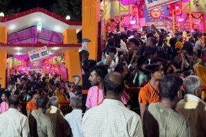 Barabanki Nag Devta Temple: बाराबंकी के नाग देवता मंदिर में उमड़ा आस्था का सैलाब, दूध-चावल चढ़ाने के लिए लगी श्रद्धालुओं की लंबी कतारें