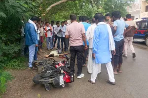 Sultanpur News : एसएन पब्लिक स्कूल के पास दर्दनाक सड़क हादसा, पिकअप की टक्कर से युवक की मौत, मां गंभीर