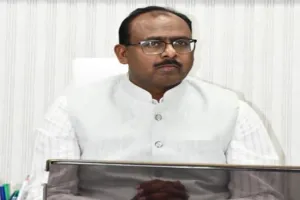 फिरोजाबाद DM की अनोखी पहल : जनता दर्शन में शिकायत लेकर पहुंचे लोगों को मिला पौधा, पर्यावरण बचाने का दिया संदेश