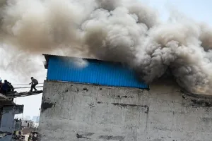 Noida Fire : नोएडा के मामूरा में ई-वाहन चार्ज करते समय लगी भीषण आग, महिला समेत दो की मौत; मकान मालिक गिरफ्तार