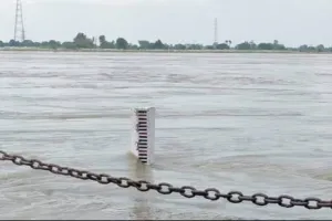 Ayodhya News : सरयू नदी का जलस्तर चेतावनी बिंदु से 34 सेंटीमीटर दूर, प्रशासन हाई अलर्ट पर