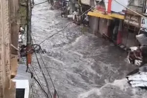 मथुरा में हुई झमाझम बारिश : आधा घंटे की बारिश में शहर बना तालाब, जगह-जगह हुआ जलभराव 