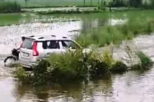 Pilibhit News: बारिश ने खोली अधूरी पुलिया निर्माण की पोल, वैकल्पिक मार्ग बना तालाब; घुटनों तक पानी में फंसे राहगीर
