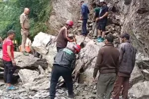 Kedarnath Yatra Update: केदारनाथ पैदल मार्ग पर भूस्खलन, गौरीकुंड के पास रास्ता बंद; यात्रियों को सुरक्षित स्थानों पर रोका गया