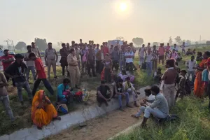 गंगा एक्सप्रेसवे पर भीषण हादसा: डिवाइडर से टकराई डबल डेकर बस, 2 यात्रियों की मौत, दो दर्जन घायल