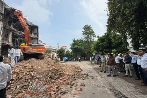 Lucknow Breaking News: अलीगंज अग्निकांड के बाद LDA का बड़ा एक्शन, सेक्टर-डी का विवादित भवन किया जा रहा ध्वस्त