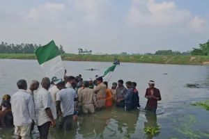 गोमती नदी में उतरकर किसानों का अनोखा प्रदर्शन, 40 मिनट तक पानी में खड़े रहे; प्रशासन को सौंपा 108 सूत्रीय ज्ञापन