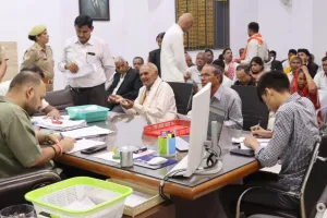 प्रतापगढ़ में बदली जनसुनवाई की तस्वीर: डीएम अभिषेक पांडेय ने हटवाया 'वीआईपी चबूतरा', अब जनता के साथ बराबरी पर बैठकर सुन रहे फरियाद