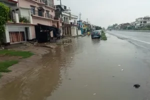 Sitapur News: पहली बारिश में खुली व्यवस्थाओं की पोल, कमलापुर में जलभराव से लोग बेहाल, बच्चों ने DM से लगाई गुहार