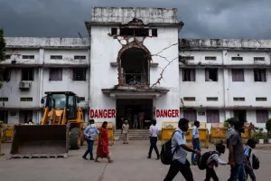 लखनऊ में 152 जर्जर स्कूलों पर रेड अलर्ट, 46 भवन होंगे ध्वस्त