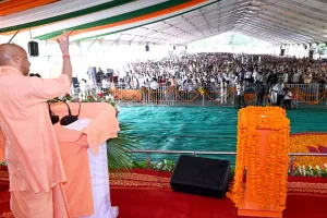 CM योगी का सपा पर सीधा आरोप: वक्फ बोर्ड जिस जमीन को कब्रिस्तान बताता, वहां से दलितों और गरीबों को उजाड़ दिया जाता 