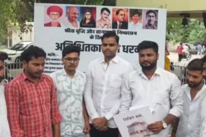 LU Fee Hike Protest: फीस वृद्धि और निष्कासन के विरोध में छात्रों का आंदोलन तेज, 37वें दिन धरने में पहुंचे सांसद पुष्पेंद्र सरोज