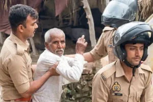 Raebareli News: वायरल VIDEO ने बढ़ाई पुलिस की मुश्किलें! बुजुर्ग से अभद्रता पर बहू ने लगाई एसपी से गुहार