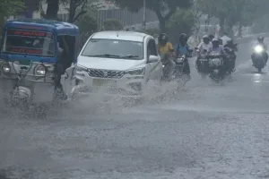 UP Weather Update Today : लखनऊ में रिमझिम बारिश, यूपी के सभी 75 जिलों में भी आज वर्षा के आसार, आंधी का अलर्ट 