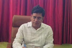  Gonda News:  अनुपस्थित शिक्षक और अनुदेशिका का वेतन-मानदेय रोका, लापरवाही पर कार्रवाई 