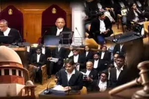 सुप्रीमकोर्ट के जजों को आदेश... हवा में कागज उछाले और चीफ जस्टिस के लिए अभद्र भाषा! देश की सर्वोच्च अदालत में यूपी के एक और वकील का कारनामा 