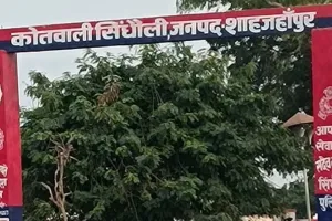 Shahjahanpur News : सौतेली बेटी के साथ दुष्कर्म के आरोपी पिता की पुलिस हिरासत में मौत! पुलिस बोली तबीयत बिगड़ी-घरवालों ने लगाया मारपीट का आरोप 