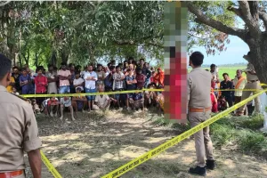 Shravasti News: घर से निकली महिला का शव आम के पेड़ से लटका मिला, गांव में सनसनी