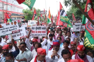 Gonda News:  सरकार के खिलाफ सपा का हल्लाबोल, कलेक्ट्रेट का घेराव कर किया प्रदर्शन  