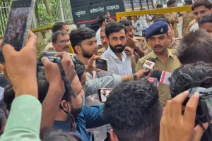  Lucknow University में पेपर लीक को लेकर छात्रों का प्रदर्शन, पुलिस से धक्का-मुक्की, गैर भाजपा सरकारों के शिक्षा मंत्रियों से मांगा इस्तीफा